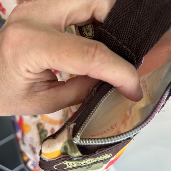 Vintage LeSportsac Colorful Animal Print Tote Bag. Top zipper needs replacing. - Picture 4 of 6